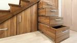 Aménager l'espace sous l'escalier avec des rangements.