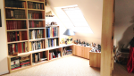 Bibliothèque sur mesure sous combles