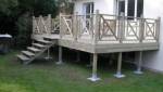 Terrasse sur pilotis avec marches d'accès au jardin - Nantes 44