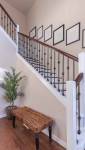 Une entrée avec escalier et banc 