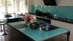 Plan de travail en verre, reflet turquoise
