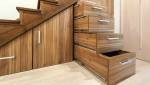 Aménager l'espace sous l'escalier avec des rangements.