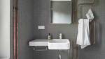 salle de bain industriel, avec tuyaux en cuivre apparents