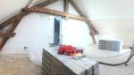 Travaux en cours dans une chambre d'enfant sous les combles
