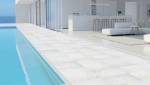 Plage de piscine aux teintes beige