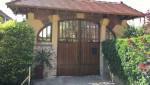 Portail vu du jardin à Boussy-Saint-Antoine (91800)