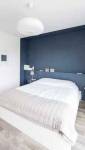 Mur bleu ardoise qui invite au sommeil