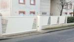 Clôture en aluminium sur muret en béton