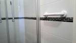 Barre de maintien dans la douche