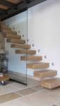 escalier suspendu bois clair accolé mur