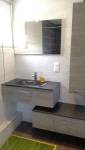 Vasque et meuble de la salle de bain rénovée à Sierentz