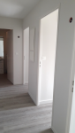 Couloir repeint et pose d'un sol PVC imitation parquet