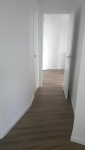 Sol PVC imitation parquet dans tout l'appartement