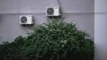 Climatiseurs sur un mur gris 