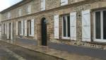 La longue façade tout en pierres