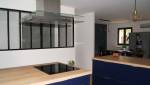 La cuisine aménagée couleur bleu nuit et plan de travail en hêtre 