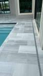 Plage de piscine aux teintes gris clair et gris foncé