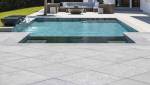 Plage de piscine aux teintes gris claires