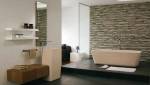 ambiance nature pour cette salle de bain avec baignoire inspiration galet et mur en pierre