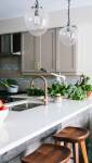 Une cuisine moderne avec un coin bar 