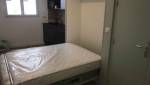 Chambre avec lit escamotable dans le bureau