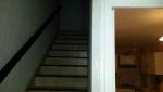 Escalier avant les travaux : sombre et exigu