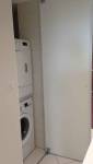 Espace buanderie caché dans un placard de la salle de bain