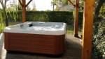 Spa à poser, sous un abris en bois, pour en profiter par tous les temps ! Modèle DESJOYAUX