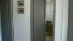 Une porte grise et son encadrement assorti : sobre et chic ! 