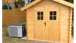 Chalet en bois abritant le système de chauffage de la piscine