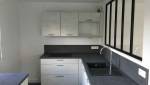 cuisine blanche avec un plan de travail gris anthracite 