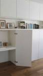 Aménagement coin bureau dans le salon, bureau intégré aux rangements muraux - Nantes 44