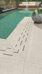 Plage de piscine aux teintes beige clair