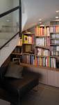 biblioyhèque sous escalier