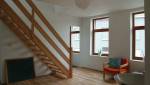 Un escalier en bois décoré par un cadre 