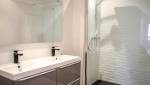 Grande salle de douche avec receveur et meuble double vasque