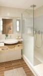 Petite salle de bain avec vasque sur meuble rangement et douche à l'italienne