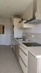 sol pvc imitation carreau de ciment et meuble beige