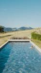 Piscine nichée en pleine nature 