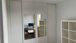 Pose d'un dressing dans une chambre