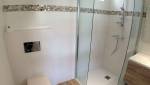 Douche avec paroi d'angle