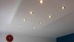 Un faux plafond avec spots encastrés