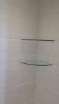 Etagères d'angle en verre fixées dans la faïence