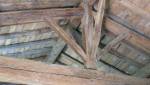 Charpente traditionnelle en bois dans une maison du Calvados
