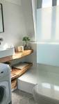 Petite salle de bain - douche à l'italienne et intégration machine à laver 
