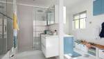 salle de bain familiale tons pastels mur séparation