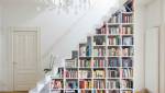 Bibliothèque sous escalier