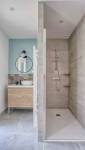 Salle de bains avec douche extra-plate