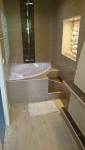 Petite salle de bain avec baignoire d'angle