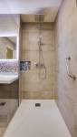 une grande douche